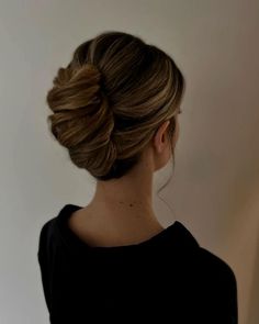 9 Elegant and Timeless Hairstyles for a Classy Aesthetic — Viveura French Roll Hairstyle, Timeless Hairstyles, Classy Updo, French Twist Updo, Twist Updo, Elegant Bun, French Twists, Classy Hairstyles, French Twist Hair