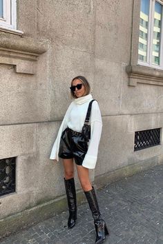 Leather Shorts Outfit, Mode Dope, Shorts Outfit, Winter Trends, Contemporary Outfits, Leather Shorts