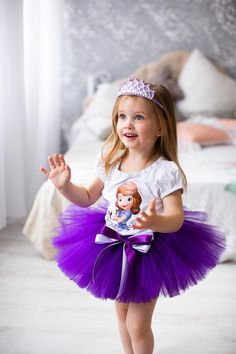 Your Princess will love this fabulous Sofia The First tutu outfit and you will give her a wonderful holiday! Bodysuit or T-shirt has a elegant princess Sofia print.Every girl's the greatest wish is to look amazing! An adorable personalized outfit with a favorite character is always a good idea! Whenever it is a thematic party, birthday or even pleasure trip with family- be sure you sweetheart will always look awesome!General information- The set includes a tutu skirt, t-shirt, graceful silver cr Princess Party Outfit, Princess Sofia Birthday Party Ideas, Frozen Tutu Dress, Princess Sofia Birthday, Lila Party, Disney Princess Outfits, 1st Birthday Outfit, Birthday Tutu Outfit, First Birthday Outfit