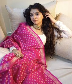 Pink Banarasi Dupatta, White Anarkali Kurta, Banaras Dupatta, Western Looks, Indian Anarkali Dresses, White Anarkali, Keep Me Stylish, Pink Dupatta, Indian Anarkali