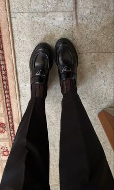 Loafers And Colored Socks, Prada Monolith Loafers, Prada Loafers Women Outfit, Mocassins Outfit, Loafer Aesthetic, Loafers With Socks Outfit, Loafers Aesthetic, Black Loafers Outfit, Loafer Outfits