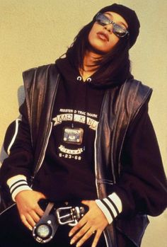 Age Ain't Nothing But a Number. Aaliyah 90s, Aaliyah Outfits, Look Hip Hop, Looks Hip Hop, Aaliyah Style, Aaliyah Haughton, 90s Hip Hop Fashion, Hip Hop And R&b, 90s Hip Hop