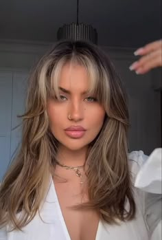 Brown Blonde Hair With Bangs, Blonde Highlights With Money Piece Bangs, Bangs For A High Forehead, Dark Blonde Hair With Fringe, Money Piece Hair Medium Length, Brown Hair Blonde Fringe, Highlights Brown Hair Bangs, Bangs With Money Piece, Hairstyle 2024 Women Trends