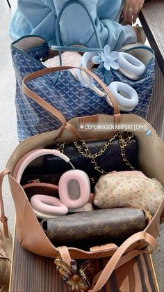 Polene Bag Outfit Summer, Polene Bag Neuf, Polene Paris Bag Tonca, Bag Airport, What’s In My Purse Asthetic, Travel Girl Aesthetic Airport, Travel Organiser, Polene Bag, Scandinavian Outfit