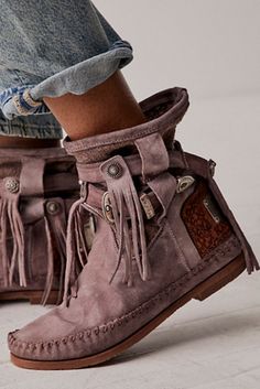 Hooker Shoes, Leather Moccasins Diy, Boho Footwear, Boho Style Boots, Bohemian Boots, Diy Bohemian, Sunset Valley, Free People Boots, Hippie Boots