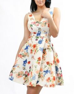 Un hermoso vestido que podrías usar en un día al parque o simplemente para hacer mandados. Este vestido skater entallado y acampanado sin mangas tiene un patrón floral y cortes en V en la parte delantera y trasera con cremallera para asegurar en la espalda.  NOTA* - La modelo lleva un pequeño  Material : 95% Poliéster, 5% Spandex  Escote : Cuello en V   Estilo de manga : Sin mangas  Estilo de cierre: Jersey con cremallera trasera  Longitud de la prenda : Ligeramente por encima de la longitud mid Floral Print Fit And Flare A-line Mini Dress, Floral Print Fit And Flare Mini Dress With V-neck, Summer Sleeveless Fit And Flare Dress With Floral Print, Sleeveless Fit And Flare Midi Dress For Garden Party, Spring A-line Midi Dress With Back Zipper, Spring Garden Party Dress With Back Zipper, Feminine Fit And Flare Sleeveless Dress For Spring, Summer A-line Midi Dress With Back Zipper, Sleeveless Lined Floral Sundress