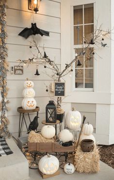 Front porch halloween decorations:, pumpkins, bats Porche Halloween, Halloween Chic, Halloween Decor Diy, Halloween Front Porch Decor, Adornos Halloween, Halloween Tattoo, Halloween Porch Decorations