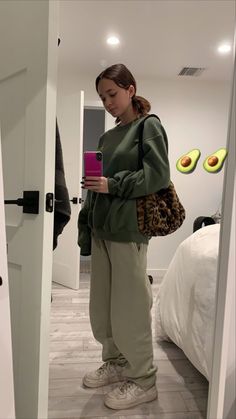 Olive Sweatpants Outfit, What To Wear With Green Sweatpants, How To Style Green Sweatpants, Oversized Sweatpants Outfit, Orc City, Comfy Winter Outfits Lazy Days, Green Sweatpants Outfit, Sweatpants Fits, Picnic Pictures