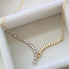 "A T T R I B U T E S Vintage ∙ Solid Gold ∙ Engraved ∙ April Birthstone D E T A I L S ~ Vintage ~ 14K Yellow Gold ~ Graduated Diamond Bypass Necklace / Pendant ~ Engraved \"Love is a Journey\" on the back  ~ Gold Stamped, Hallmarked, Engraved S P E C S ~ Total Length: approx. 18\" ~ Width: 1.75\" ~ Weight: 3.8g ~ Diamond Count: 16 ~ Lobster Clasp  ❤️ IS ∙ T H I S ∙ A ∙ G I F T ? ❤️ All items are elegantly packaged like gifts - whether they're for you or someone else to enjoy :) Let us know if yo Trendy Silver Jewelry, Green Onyx Necklace, Gold Jewellry, Unique Pendant Necklace, April Birthstone, Gold Diamond Necklace, Anniversary Jewelry, Gold Engraving, Jewelry Bridal