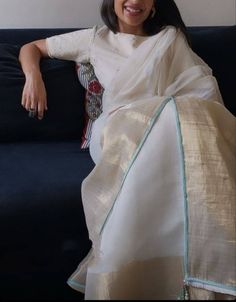 White Saree With Contrast Blouse, Onam Saree Blouse Ideas, Onam Outfits, Onam Saree, Formal Saree, Saree Wearing Styles, Kerala Saree