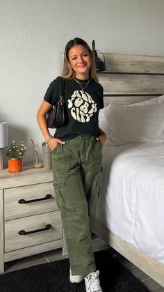 Olive Track Pants Outfit, Green Cargo Pants For Women, Cute Green Cargo Pants Outfits, Spring Outfits Cargo Pants, H&m Cargo Pants Outfit, Green Combat Pants Outfit, Colored Cargo Pants Outfit, Green Parashoot Pants Outfit, Summer Outfits With Cargo Pants