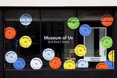 there are many different colored circles on the glass window that says museum of us old kent road