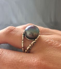 Black Pearl Ring set with a Natural Black Pearl - Fresh Water Pearl - in a flawless AAA grade - stands for flawless roundness, flawless luster & flawless color, this pearl is truly unique & captivating with a green-rainbow hues resenting from it. This Vintage inspired ring design is made of Solid 925 Sterling Silver (no “coating" ☞ only Solid Pure Silver - made to last). June Birthstone - Genuine & Natural Stone ❀ ⌛Last Ring left ⌛ AAA Flawless Black Natural Pearl - VERY HIGH QUALITY ☞ Choose yo Black Pearl Ring, Natural Pearl Ring, Pearl Rings Vintage, Silver Pearl Ring, Green Rainbow, Vintage Inspired Rings, Vintage Style Rings, June Birthstone, Natural Pearl