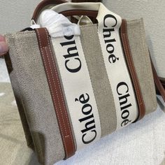 Cloe Woody The new upgraded version is on the market! ! This reform uses linen cotton canvas and glossy small leather that are environmentally friendly and have better shape. The white satin ribbon decorated with chloe silk-screen font on the bag connects the entire handbag, and the black and white Chloe logo strap that contrasts strongly with the apricot satin ribbon is the highlight of the entire bag. The simple and fresh design is full of French casual feeling, available in five sizes! This tote bag - comes with the original exclusive gift bag (bow tie)
Small size: 26.5*20*8cm Handbag Tutorial, Chloe Logo, Lv Purse, Fabric Tote Bags, Fabric Tote, Small Tote Bag, Lv Handbags, Lv Belt, Bag Light