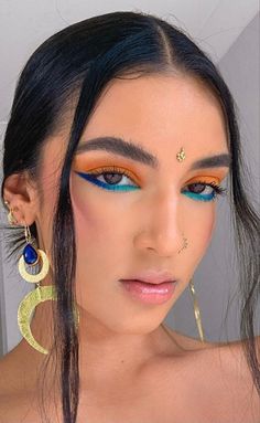 Make Up Trends Fall 2022, Vibrant Makeup Looks For Brown Eyes, Colorful Minimalist Outfit, Make Up 2023 Trends, Orange Blue Makeup, Fun Eyeshadow Looks Colorful, Colorful Eyeliner Makeup, Rave Eye Makeup, Rave Makeup Looks