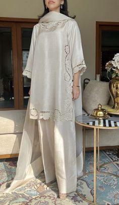 Cream Pakistani Suit, Off White Pakistani Suits, White Nikkah Outfit, White Indian Suit, Pakistani Kurta Set, White Pakistani Suit, Eid Dress Ideas, Pakistani Kurta Designs, Georgette Suits