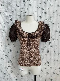 -Great condition, best fits uk6&8 -Pit to pit:43cm, length:48cm #y2k #jfashion #coquette #dollcore  dollete coquette balletcore kawaii harajuku dollcore fairy female jfashion grunge fatal gyaru Fitted Leopard Print Blouse With Short Sleeves, Leopard Print Y2k Outfit, Top Marron, 2000s Leopard Outfit, Vintage Brown Tops With Ruffles, Vintage Brown Top With Ruffles, Lepord Print 2000s Outfit, Dollete Coquette, Dollcore Outfits