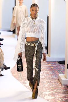 Chloe Spring/Summer 2019 Ready-To-Wear Collection Modern Hippie, Cooler Look, Moda Vintage, 2019 Fashion, Fashion Show Collection, Summer 2019, Look Chic, Couture Fashion, Spring Summer Fashion