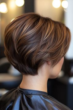 Get effortlessly stylish with 22 top messy hairstyles for short hair—perfect for a chic, laid-back look! ✨💁‍♀️ #MessyHair #ShortHairInspo Short Stacked Hairstyles, Messy Hairstyles For Short Hair, Modern Short Haircuts, Stacked Hairstyles, Short Haircuts Ideas, Cortes Bob, Stacked Hair, Haircuts Ideas