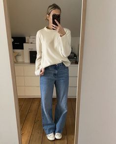 Sweater Baggy Jeans Outfit, Jeans Outfit Fall Casual, Casual Neutral Outfits, Casual Sporty Outfits, Wide Leg Jeans Outfit, Casual Outfit Inspiration, Outfit Inspiration Fall