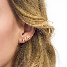 Ear Climber Earrings, Simple Gold Earrings, Earrings Ideas, Ear Climbers Earrings, Bracelets Design, Ear Climber, Bar Stud Earrings, Climber Earrings, Ear Climbers