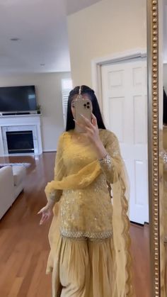 Haldi Outfits Pakistani, Sharara Aesthetic, Punjabi Wedding Outfits, Pakistani Wedding Ideas, Gharara Outfits, Girls Hide Face Dp, Pakistani Eid Outfits, Hide Face Dp, Shaadi Outfits