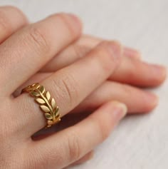 शादी की तस्वीरें, خواتم خطوبة, Unique Gold Jewelry Designs, Modern Gold Jewelry, Gold Bridal Jewellery Sets, Gold Jewelry Stores, Gold Bride Jewelry, Gold Rings Jewelry, Gold Rings Fashion