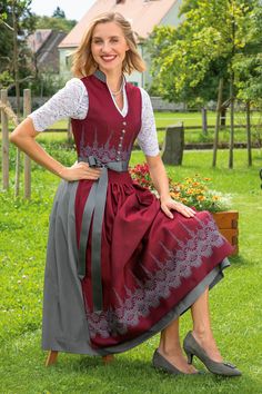 Exklusives Mieder-Dirndl mit Stehkragen und eindrucksvollem Bordürenmuster am Oberteil aus seidig glänzendem Jacquard und faltengelegtem Rock (Länge 80 cm). Die Schürze im gleichen Dessin ist mit Satin-Schürzenbändern geschmückt. Separat erhältlich: Die Bluse aus beeindruckender, elastischer Spitze reizt mit verführerischem V-Ausschnitt. Australia Costume, Apron Diy, October Fest, Dirndl Outfit, Diy Apron, Historical Dresses, Rococo, Classic Elegance, Fairy Tales