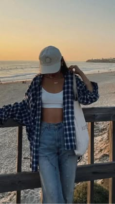 Patched Knee Jeans, Food Truck Outfit Ideas, Ig Inspo Pics Summer, Trendy Poses, Trendy Beach Outfits, Looks Pinterest