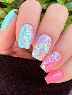 Summer Rhinestone Nails, Glittery Spring Nails, Unique Birthday Nails, Pink And Aqua Nails, Confetti Nail Art, Nails Inspiration Birthday, Mermaid Gel Nails, Sparkly Summer Nails, Summer Glitter Nails