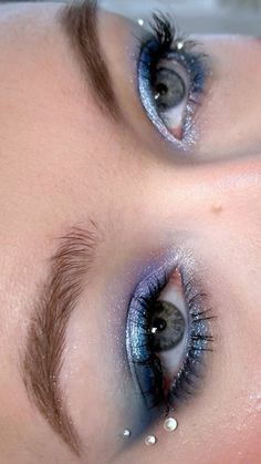 Blue Makeup Looks Green Eyes, Blue Eyes Blue Makeup, Cute Blue Eye Makeup, Blue Makeup Blue Eyes, Blue Makeup Glitter, Ocean Eye Makeup, Sea Makeup Looks, Sea Inspired Makeup, Silver Glitter Makeup Looks