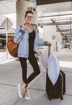 31+ Comfy Airport Outfits to Wear Year Round - Dana Berez Airport Style Summer, Travel Outfit Summer Airport, Hello Fashion Blog, Sweatpants Outfit Ideas