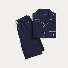 La chemise à manches courtes et le short de ce pyjama sont confectionnés en interlock de coton doux au fini lisse.  Ralph Lauren Lauren s'associe à Better Cotton™ pour améliorer la culture du coton dans le monde. Better Cotton forme les agriculteurs pour utiliser efficacement l'eau, prendre soin de l'état du sol et des habitats naturels, réduire l'utilisation des produits chimiques les plus nocifs et mettre en œuvre les principes du travail bienséant. Pyjamas Men, Raph Lauren, Classic Pajamas, Ralph Lauren Home, Pyjama Set, Jumpers And Cardigans, Winter Sale