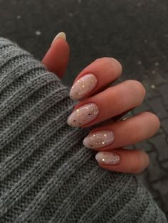 Classy Christmas Nails 2023, Plexigel Nail, New Year Glitter Nails, Nails For Christmas And New Years, Short Office Nails, Biab Nail Ideas, Casual Christmas Nails, New Years Nails Simple, Christmas And New Years Nails