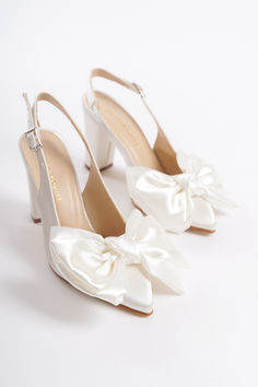 As Eleanor Louise, we stand out with our White heeled shoes that combine style and comfort. Specifically designed for brides, these shoes are crafted with high-quality materials.  • Completing your style and boosting your confidence is the most elegant way! Silk Satin 2.75-inch (7 cm) high-heeled shoes offer elegance and chicness with every step. Whether it's for daily wear or a special event, these shoes provide a sophisticated touch to your style. Wedding Shoes For Satin Dress, White Heels Comfortable, Minimalist Wedding Shoes, White Wedding Shoes Brides Heels, Short Heels For Wedding, White Bridal Heels, Wedding Heels Brides, Wedding Block Heels, Wedding Heels For Bride