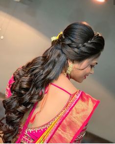 Messi Bridal Hairstyle Indian, Wedding Reception Hairstyles Indian, Free Hair Hairstyles For Saree Reception, Sari Hair Styles Indian Fashion, Side Partition Hairstyles Indian Wedding, Latest Hairstyles With Lehnga, Open Hairstyles Indian Wedding Saree, Engagement Hairstyles For Saree, Hairstyle Reception