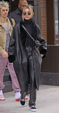 Hailey Bieber Leather Coat, London Fashion Winter Street Chic, Grunge Fashion Winter, Bieber Aesthetic, Hailey Baldwin Street Style, Wardrobe Revamp, Ireland Fashion, Grunge Chic, Hailey Baldwin Style