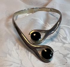 This is a beautiful vintage sterling silver and onyx collar necklace.  Stamped 925 Mexico. Funky Necklaces, Chunky Silver Necklace, Funky Necklace, Three Necklaces, Vintage Silver Jewelry, Onyx Necklace, Jewelry Outfit, Funky Jewelry, Silver Pendants