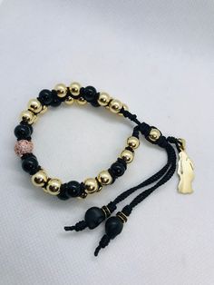 "Pulsera Buchon Sinaloense doble con dije de la Santa Muerte en 5 capas de oro chapeado hecha a mano Pulsera para adulto minimo cierre desde 7\" pulgadas hasta 9.5\" pulgadas Material: Bolas de cobre de Disco Pave dorado rosado diamantado con Zirconia transparente Bolas Gemstone Onyx negro 8mm bolas de oro laminado 8mm dije de la Santa Muerte de 18k oro chapeado 2.5cm espaciador 6mm dorado diamantado con cristal negro calaveras negra 8mm hilo reforzado negro #18, #9" Gold Jewelry With Black Beads, Black Bracelets, Black Necklace, Charm Bracelets, Mens Bracelet, Onyx, Beaded Necklace, Handmade Items, Charm Bracelet