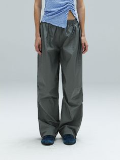 This is a trendy and unique pants by DEARSTALKER that is made out of high quality and sturdy material. With distinctive mood of the design and young look, you can style it for your trendy and casual daily outfit.- Adjustable string on the hem- Tuck detail on the side- Nylon fabric with glossy texture Gray Baggy Parachute Pants For Summer, Casual Gray Nylon Bottoms, Baggy Gray Parachute Pants For Summer, Baggy Gray Pants For Outdoor, Urban Gray Pants For Outdoor, Urban Style Gray Pants For Outdoor, Gray Sporty Summer Pants, Sporty Gray Summer Pants, Sporty Gray Pants For Summer