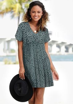 This casual dress with a loose fit and cute print is perfect for a fun day out. Casual Printed V-neck Mini Dress, Casual Knee-length Mini Dress For Daytime, Trendy Relaxed Fit Beach Dress, Trendy Relaxed Fit Mini Dress For Day Out, Casual V-neck Daytime Dress, Casual Black Dress For Day Out, Printed Relaxed Fit Dresses For Day Out, Relaxed Fit Printed Dress For Day Out, Casual V-neck Mini Dress For Daytime