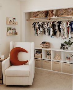 nursery closet ideas Baby Boy Dresser, Ideas Habitaciones, Baby Nursery Inspiration, Nursery Dresser, Baby Room Themes