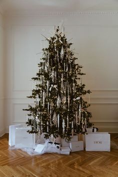 Christmas tree decor | merry christmas tree ornaments| christmas tree decor ideas Christmas Tree Inspo, Tinsel Christmas Tree, Minimalist Christmas Tree, Minimal Christmas, Christmas Decor Inspiration, Christmas Tablescape, Christmas Tree Inspiration, Christmas Interiors, Aesthetic Winter