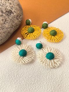 🌟 Boldly showcase your boho style with our two-tone raffia statement earrings. Crafted with woven raffia, these unique earrings add a playful touch to any outfit. Perfect for women who love to stand out with their accessories. Upgrade your jewelry game with these gorgeous earrings! * 2 3/4" (68mm) drop * 2" (50mm) width * Post back * Raffia  🌟 Helpful info: Protect your precious jewelry by keeping it away from water and harsh chemicals, such as lotions and perfumes. Remember to take it off dur Summer Festival Woven Earrings, Raffia Earrings Tutorial, Chic Woven Earrings For Vacation, Chic Woven Beach Earrings, Raffia Earrings, Woven Earrings, Fashion Boho, Woven Raffia, Handmade Jewelry Tutorials