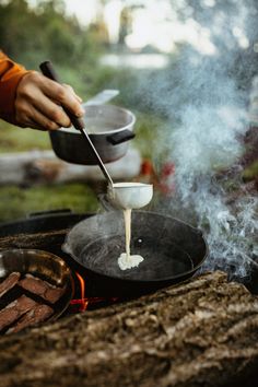 Feast your eyes on this summer camp cooking aesthetic! One of our favorite parts of camping is cooking up delicious meals and creating memories with friends around the fire. Head to TheMandagies.com for tons of camp recipes and snacks to make and enjoy! Lake Weekend, Pnw Travel, Best Camping Stove, How To Make Taco, Easy Camping Meals, Camping Aesthetic, Camping Coffee, Easy Camping