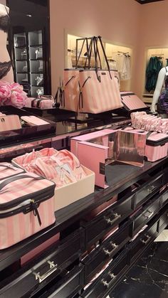 Victoria Secret Aesthetic Room, Victoria Secret Room Ideas, Victoria Secret Room, Aesthetic Victoria Secret, Victoria Secret Products, Victoria Secret Aesthetic, Victoria Secret Party