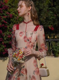 It's like dressing up in a court painting. A dress with a beautiful smooth luster and a depiction of brightly blooming roses and butterflies. The shoulders are decorated with red lace embroidery, and the sleeves are transparent, giving it a noble feel. The high-waisted design creates a beautiful flowing figure. 
 
 
 Size 
 
 S size 
 
 Length: 116cm 
 Shoulder width: 30cm 
 Bust: 80-83cm 
 Waist: 66cm 
 Sleeve length: 59cm 
 
 
 M size 
 
 Length: 118cm 
 Shoulder width: 31cm 
 Bust: 84-87cm Red Long Sleeve Organza Dress, Red Organza Dress For Spring, Spring Red Organza Dress, Elegant Red Rose Print Dress, Elegant Red Dress With Rose Print, Red Rose Print Evening Dress, Belle Silhouette, French Dress, Blooming Rose