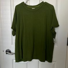 Nwt Green Oversized Tee H&m Green Shirt, Effortless Oversized T-shirt For Layering, Green Shirttail Hem Top For Everyday, Green Oversized Top For Layering, Green Relaxed Fit T-shirt For Layering, Oversized Green Top For Layering, Oversized Green Tops With Shirttail Hem, Green Relaxed Fit Top With Shirttail Hem, Oversized Green Relaxed Top