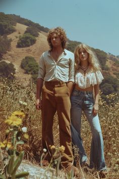 70s Love Aesthetic, Summer Of Love 1967, Early 70s Fashion, 70s Couple, 70s Love, Hippie Couple, Outfit Fiesta, Hippie Men, 60s Hippie