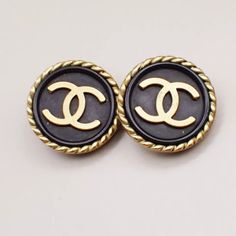 Chanel Cc Logo Round Button Earrings 94a Clip-On Gold Black Vintage Sku ( Km957 Nt3 ) Details Brand Chanel Style Earrings Color / Material Gold Black/Gold-Plated Country Of Manufacture France Serial Number 94a Dimension(Flat Putting) Size ( Inch ) W 0.8 X H 0.8 " (Approx.) Size ( Cm ) W 2 X H 2 Cm (Approx.) - - Weight Gram(Fullmeasure.) 0 G (Approx.) Come With ( Accessories) - Pockets Outside - Inside - Example Of Ranks S New,Unused Sa Less Frequently Used Items A There Is A Little Feeling Of Us Designer Black Clip-on Earrings, Designer Black Round Earrings, Luxury Black Round Clip-on Earrings, Jewelry Chanel, Chanel Style, Round Logo, Round Button, Chanel Jewelry, Button Earrings